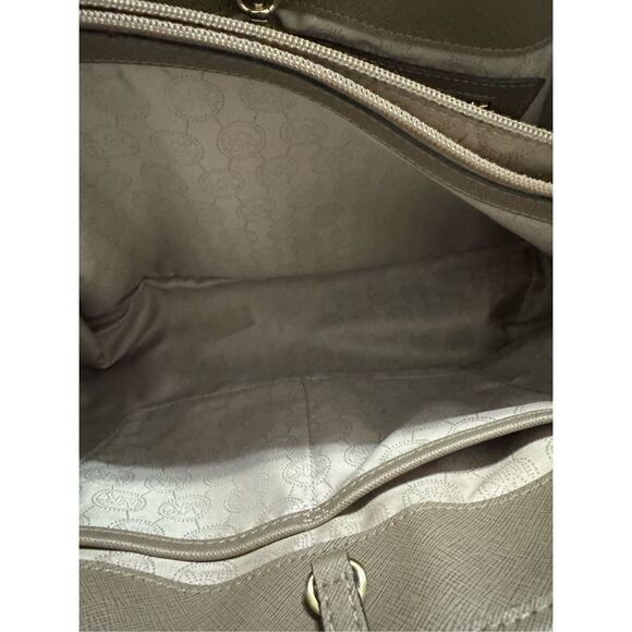 MICHAEL Michael Kors Women's Beige Jet Set Logo Buckle Strap Shoulder Tote Bag - Picture 13 of 16